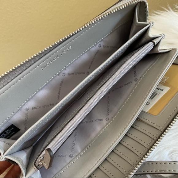 New Michael Kors jet set travel large continental wallet - Picture 10 of 10